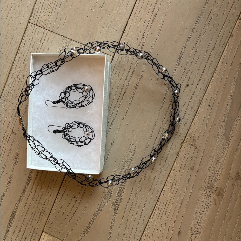 Black Wire Jewelry Set with Pearls